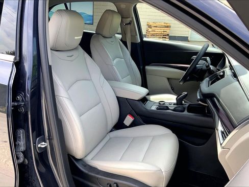 Certified 2023 Cadillac XT4 Luxury w/ Cold Weather Package FWD image 7