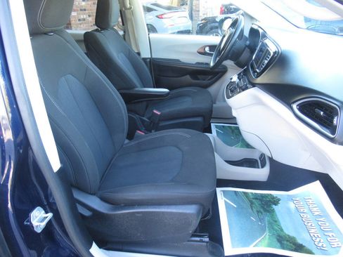 Used 2020 Chrysler Voyager LX image 6