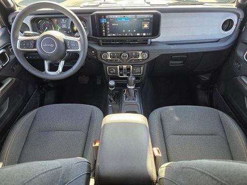 Used 2025 Jeep Wrangler Sahara image 14