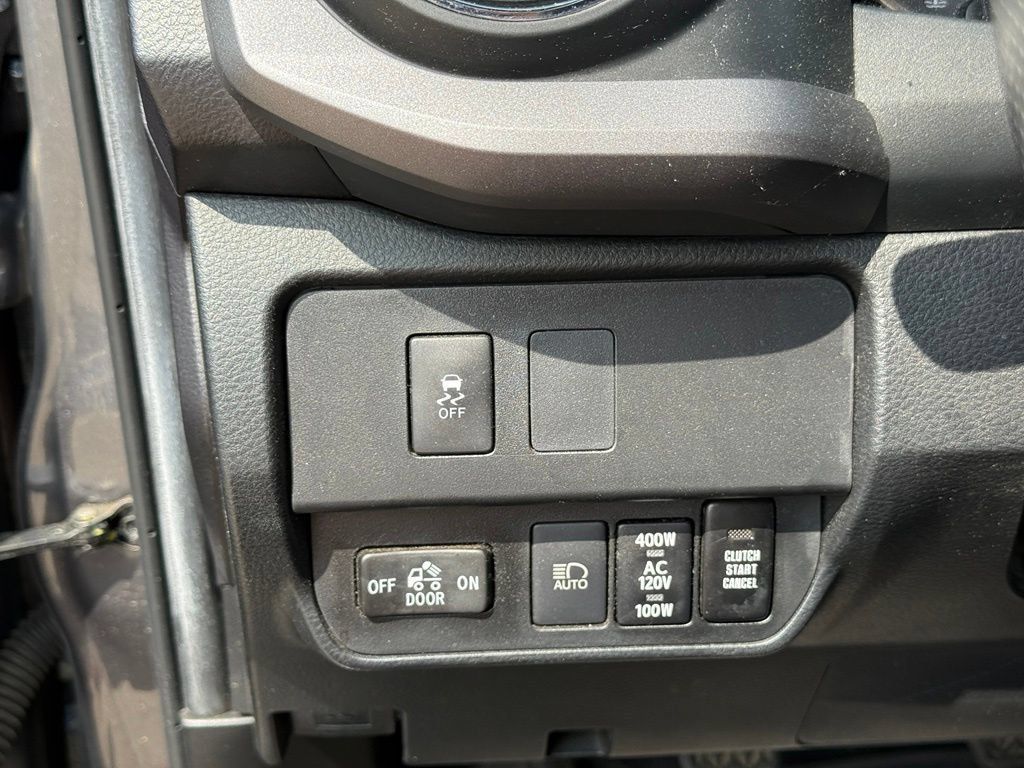 Used 2022 Toyota Tacoma TRD Off-Road w/ Technology Package AWD/4WD image 19