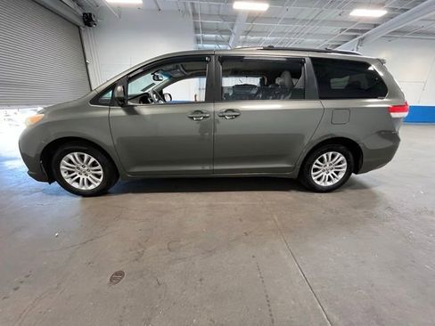 Used 2011 Toyota Sienna XLE FWD image 6