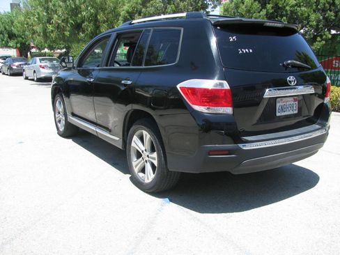 Used 2011 Toyota Highlander Limited w/ Tow Pkg FWD image 4