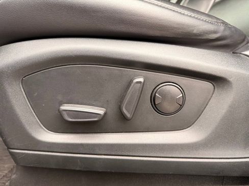 Used 2022 Ford Explorer XLT w/ Equipment Group 202A image 25