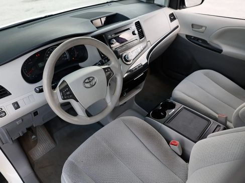 Used 2014 Toyota Sienna LE FWD image 18