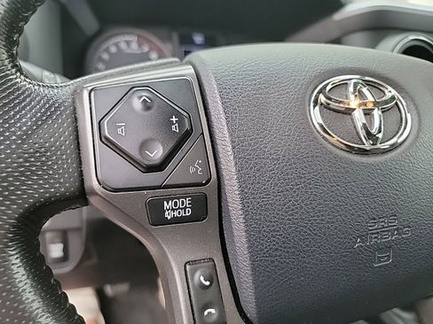 Used 2016 Toyota Tacoma TRD Sport image 17