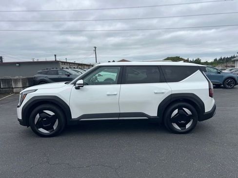 Used 2024 Kia EV9 Light RWD image 4