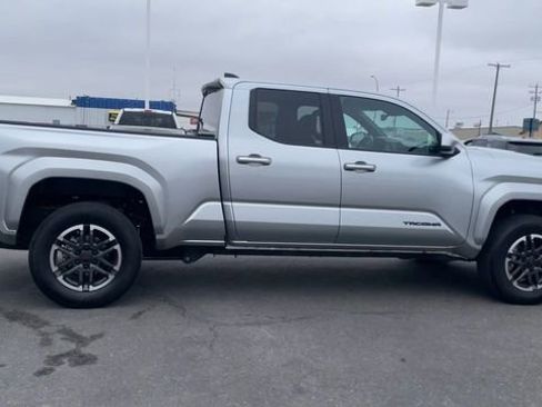 Used 2024 Toyota Tacoma TRD Sport image 2