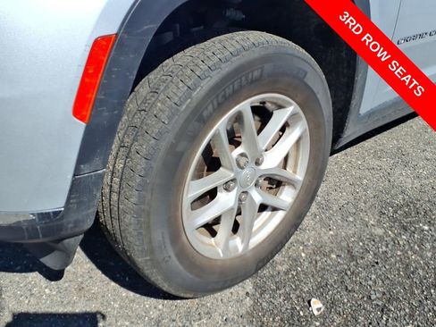 Used 2023 Jeep Grand Cherokee L Laredo image 4