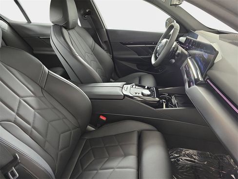 Used 2025 BMW 530i xDrive w/ Premium Package image 11