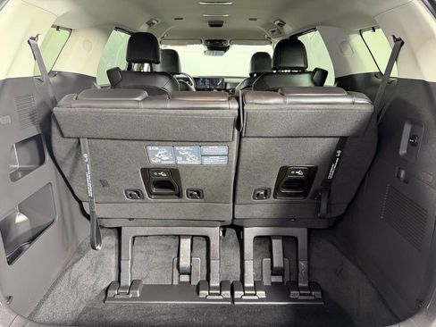 Used 2025 Kia Carnival EX FWD image 30