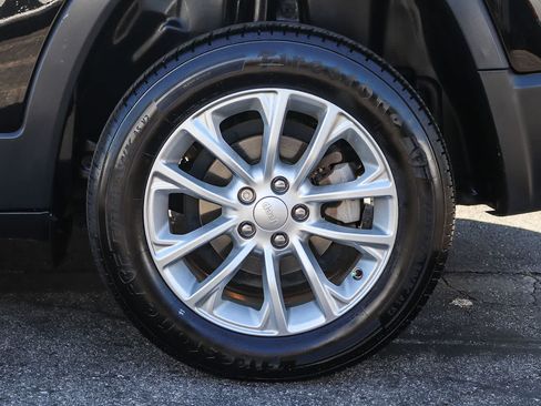 Used 2019 Jeep Cherokee Latitude w/ Popular Appearance Group FWD image 10
