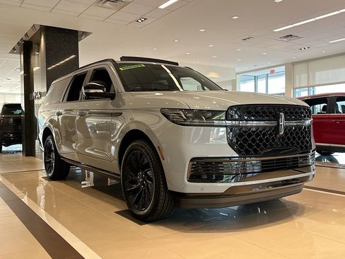 New 2025 Lincoln Navigator L Reserve w/ Jet Appearance Package AWD/4WD image 1