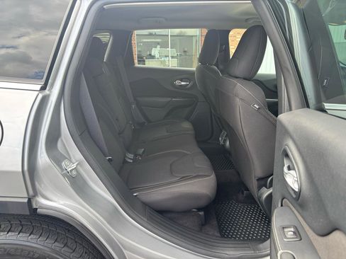 Used 2016 Jeep Cherokee Latitude w/ Cold Weather Group image 12