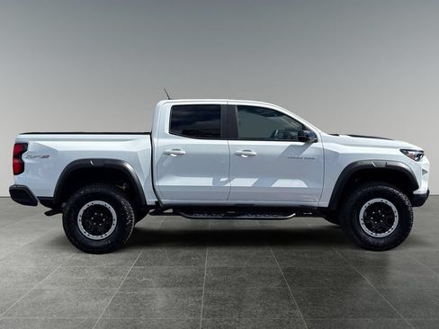 Used 2024 Chevrolet Colorado ZR2 w/ Technology Package AWD/4WD image 9