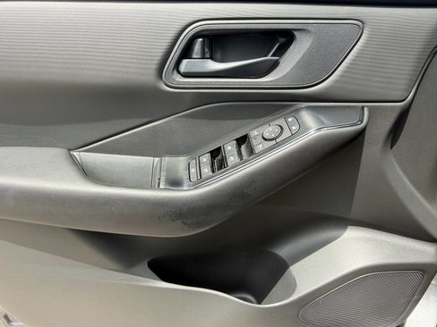 Used 2025 Nissan Rogue S FWD image 32