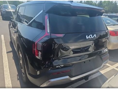 Used 2024 Kia EV9 Light Long Range RWD image 4