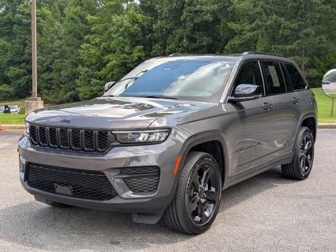 Used 2025 Jeep Grand Cherokee Altitude RWD image 5