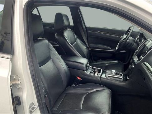 Used 2019 Chrysler 300 Limited image 7