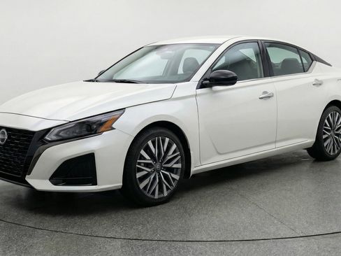 Used 2025 Nissan Altima 2.5 SV image 3