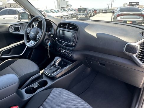 Certified 2025 Kia Soul LX w/ LX Technology Package FWD image 12