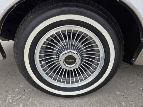 Used 1989 Lincoln Town Car Signature RWD image 7