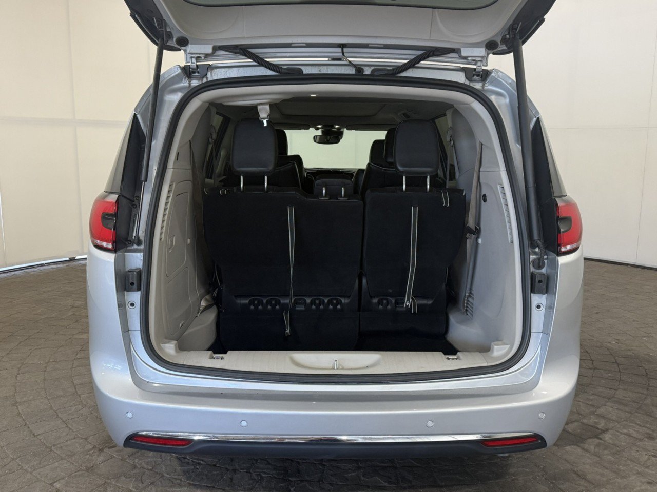 Used 2023 Chrysler Pacifica Limited FWD image 7