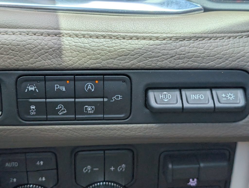 Used 2022 GMC Yukon Denali w/ Denali Premium Package AWD/4WD image 12
