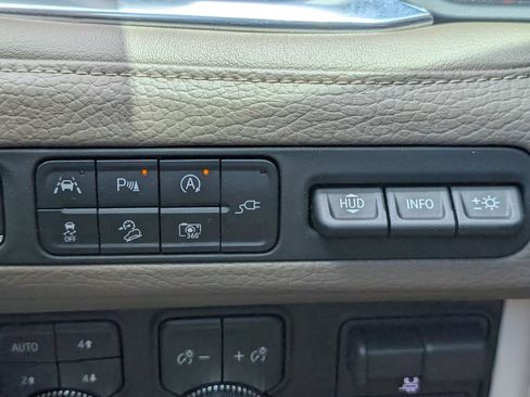Used 2022 GMC Yukon Denali w/ Denali Premium Package AWD/4WD image 12