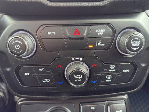 Used 2023 Jeep Renegade Trailhawk w/ Trailer Tow Group AWD/4WD image 27