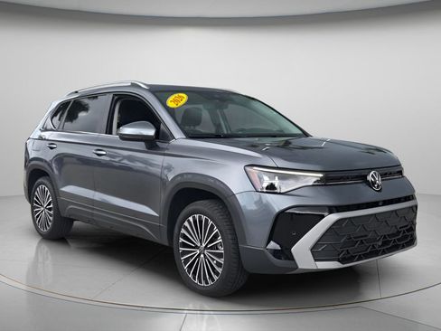Certified 2026 Volkswagen Taos SE w/ Panoramic Sunroof Package FWD image 9