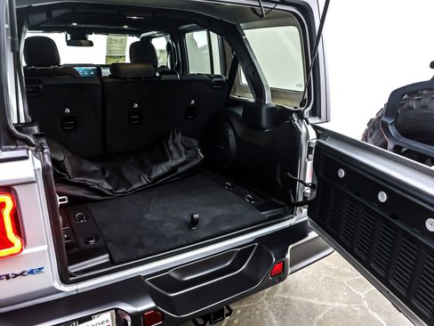 Used 2024 Jeep Wrangler Unlimited image 23