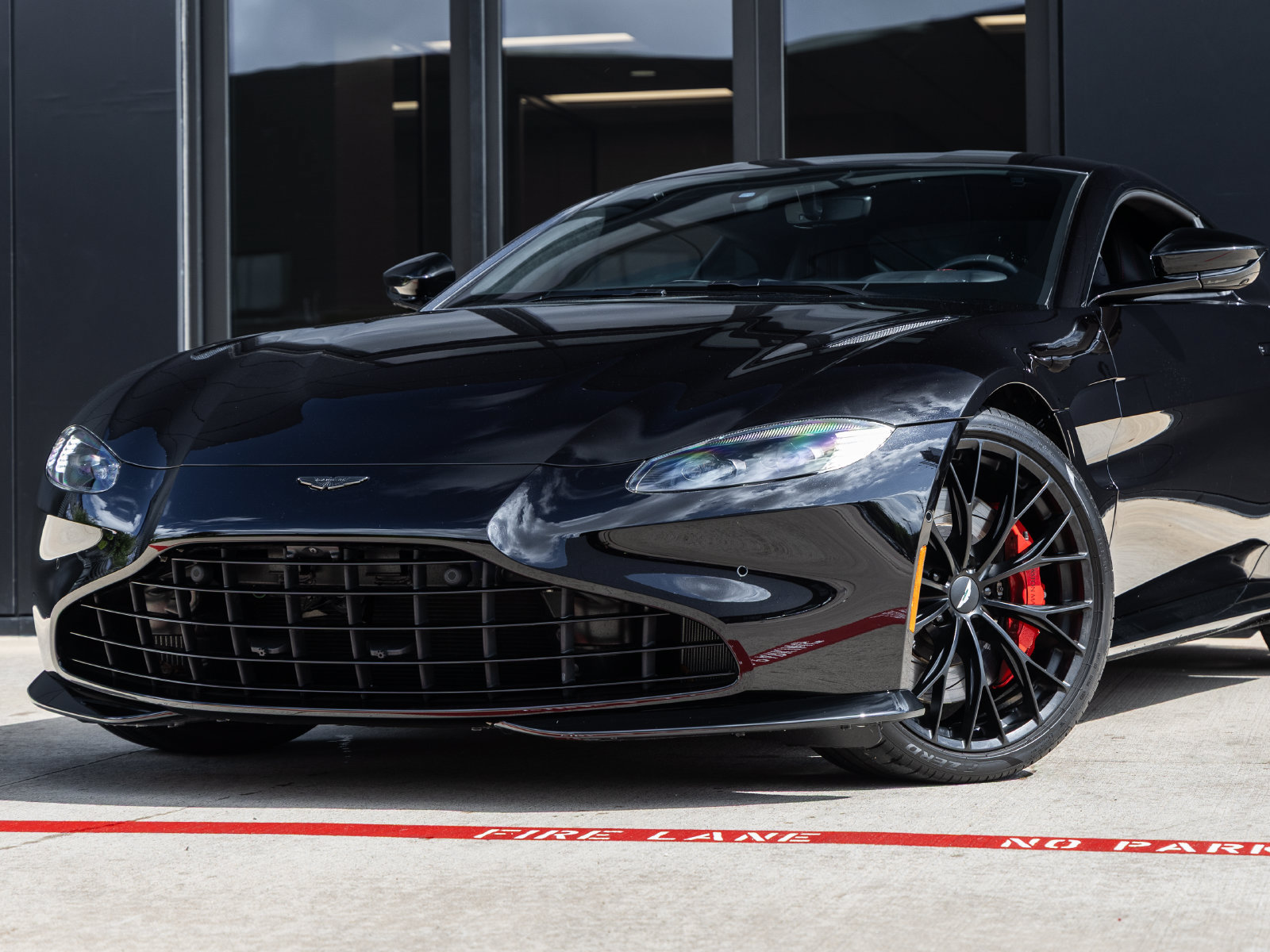 Used 2023 Aston Martin V8 Vantage Coupe RWD image 3