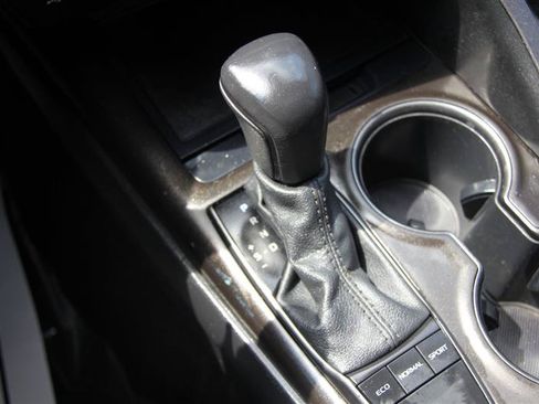 Used 2022 Toyota Camry SE w/ Cold Weather Package FWD image 33