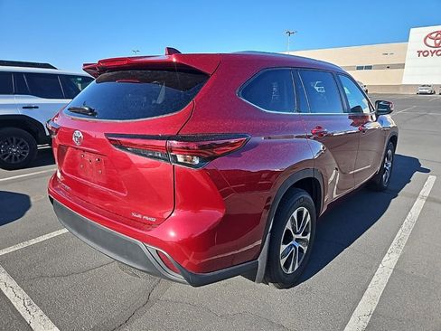Used 2023 Toyota Highlander XLE image 3