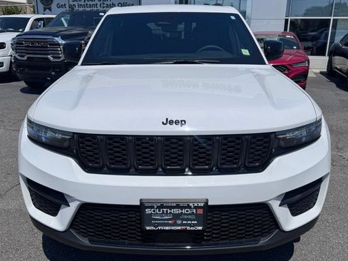 Used 2024 Jeep Grand Cherokee Altitude AWD/4WD image 2