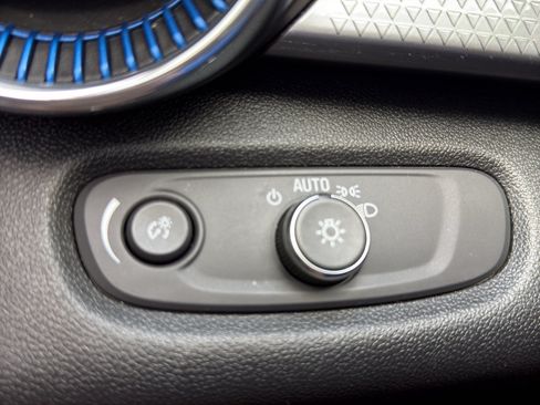 Used 2025 Chevrolet Trax LT FWD image 13