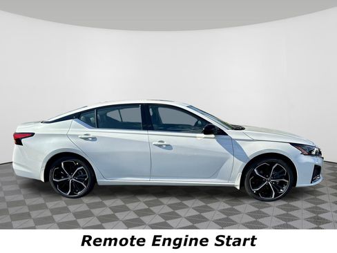 Used 2025 Nissan Altima 2.5 SR w/ SR Premium Package image 2