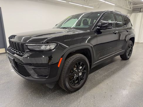 Used 2025 Jeep Grand Cherokee Altitude AWD/4WD image 4