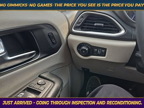 Used 2023 Chrysler Pacifica Touring-L FWD image 22