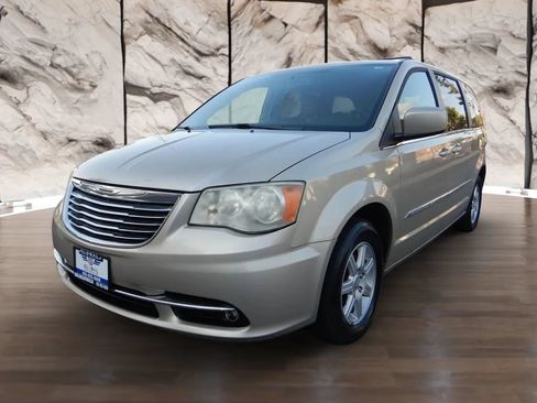 Used 2013 Chrysler Town & Country Touring FWD image 1