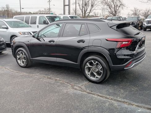 Certified 2025 Chevrolet Trax LT w/ LT Convenience Package image 7