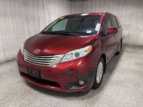 Used 2013 Toyota Sienna XLE image 21