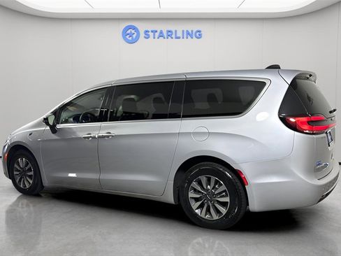 Used 2024 Chrysler Pacifica Select image 5