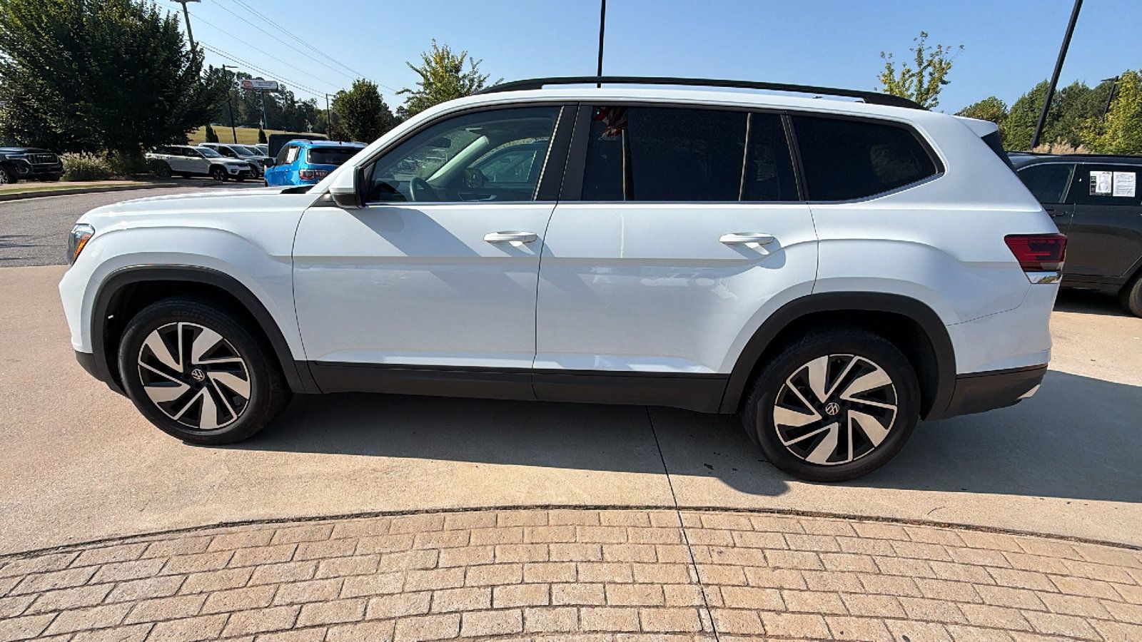 Used 2025 Volkswagen Atlas SE FWD image 11