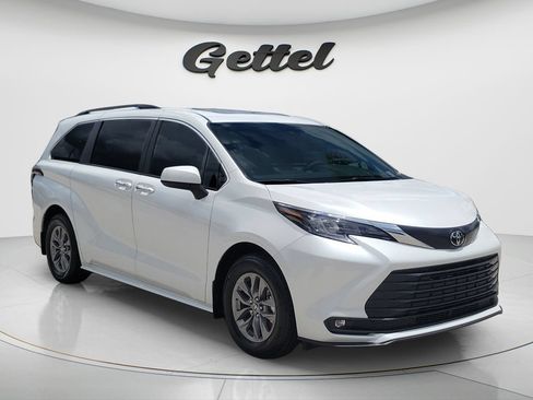 Certified 2026 Toyota Sienna XLE FWD image 3