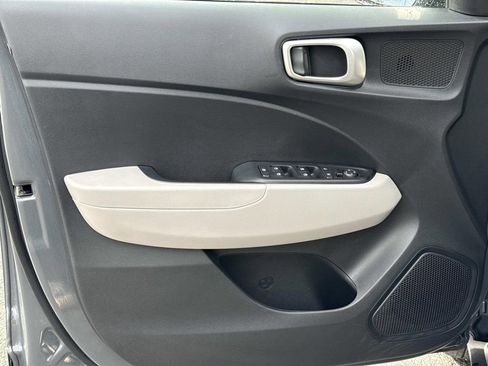 Used 2025 Hyundai Venue SEL FWD image 18