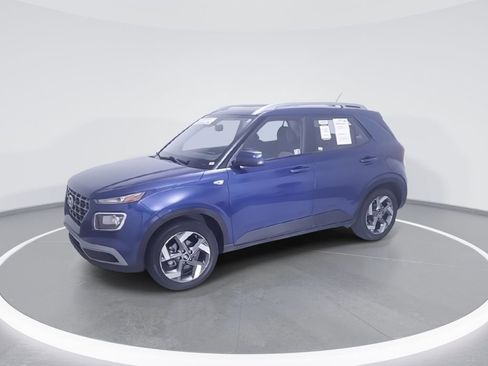 Used 2025 Hyundai Venue SEL FWD image 3