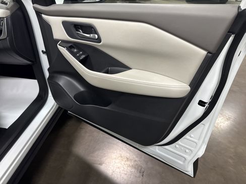 Used 2025 Nissan Rogue SV image 40