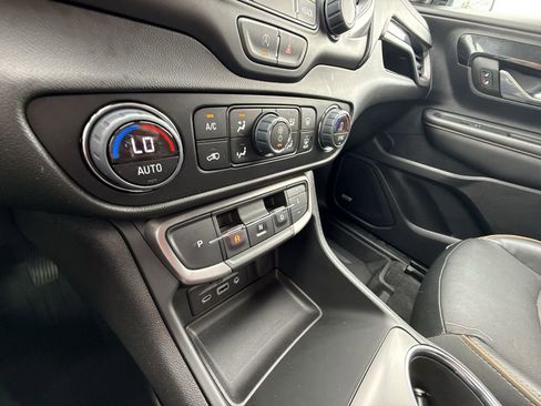 Certified 2024 GMC Terrain AT4 w/ Infotainment Package II AWD/4WD image 22
