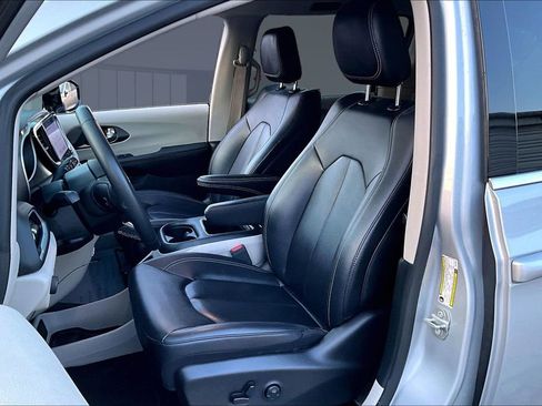 Used 2024 Chrysler Pacifica Touring-L image 22